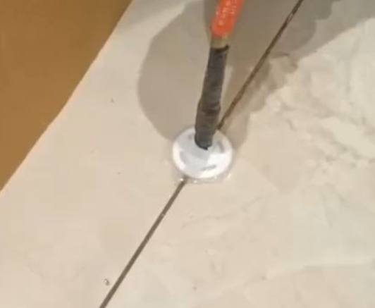 乌兰察布瓷砖空鼓维修公司专业解答瓷砖在铺贴过程中，如果没有涂抹均匀到位的粘结材料（如水泥砂浆或瓷砖胶），可能会导致以下问题